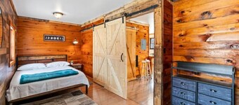 Cozy Cabin in The Catskills W/Wi-Fi, HDTV, Firepit