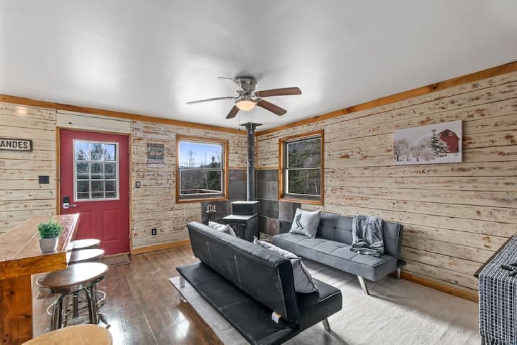 Cozy Cabin in The Catskills W/Wi-Fi, HDTV, Firepit