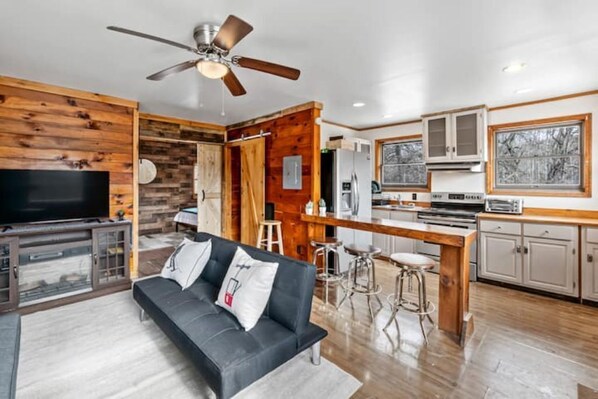 Smart TV, fireplace - Cozy Cabin in The Catskills W/Wi-Fi, HDTV, Firepit (Andes)