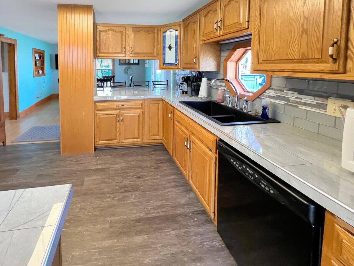 Micro-ondes, four, lave-vaisselle, cafetière/bouilloire