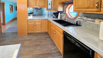 Micro-ondes, four, lave-vaisselle, cafetière/bouilloire