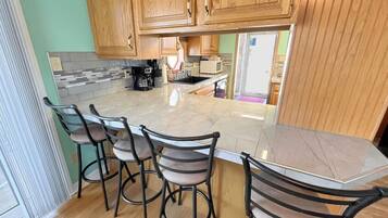 Microwave, oven, dishwasher, coffee/tea maker