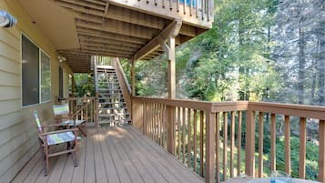 Apartment, 2 Bedrooms, Balcony | Property grounds