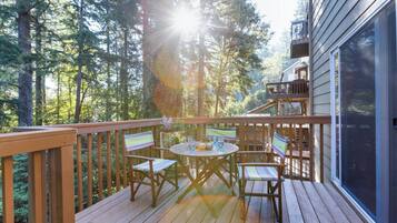 Apartment, 2 Bedrooms, Balcony | Outdoor dining