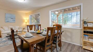 Apartment, 2 Bedrooms, Balcony | Dining