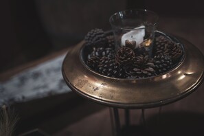 A brass tray with pine cones and a candle holder. - " il Rifugio di Aitna " (Ragalna)