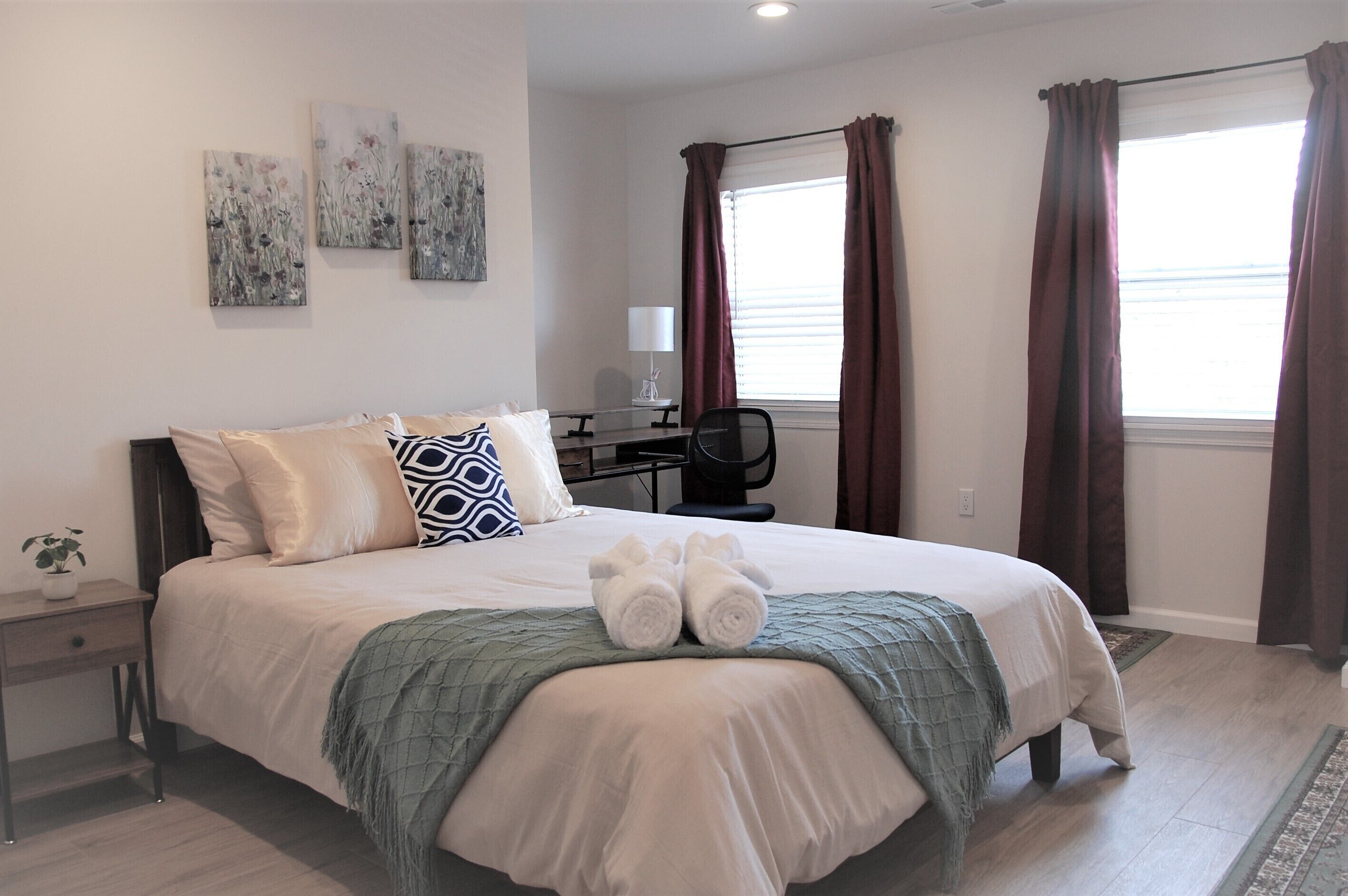 Pittsburgh Delight - Cozy 2B Apt w/ Private Parking, Pet Friendly, 2nd floor