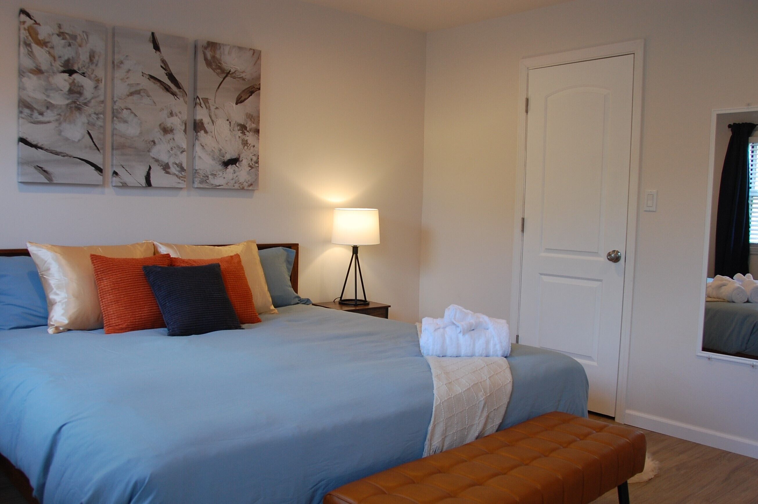 Pittsburgh Delight - Cozy 2B Apt w/ Private Parking, Pet Friendly, 2nd floor