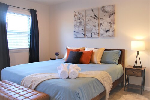 Pittsburgh Delight - Cozy 2B/1B Apt w/ Private Parking, Second Floor Unit