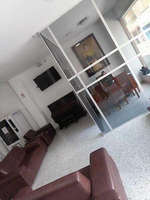 Televisi layar datar 42-inci dengan saluran TV kabel dan TV