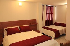 Chambre Standard Double ou avec lits jumeaux | Literie de qualité supérieure, surmatelas, bureau, Wi-Fi gratuit