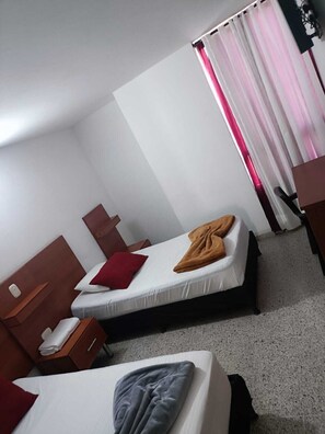 Chambre Standard Double ou avec lits jumeaux | Literie de qualité supérieure, surmatelas, bureau, Wi-Fi gratuit