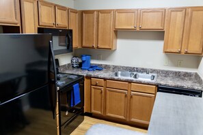 Private kitchen - Golden Royale Hideaway (Midland)