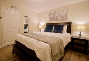 2 bedrooms, iron/ironing board, WiFi, bed sheets - Walk to Liberty U Guest House! (Lynchburg)