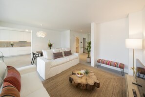 프리미엄 빌라 | 거실 공간 | 케이블 채널 시청이 가능한 42인치 스마트 TV, TV