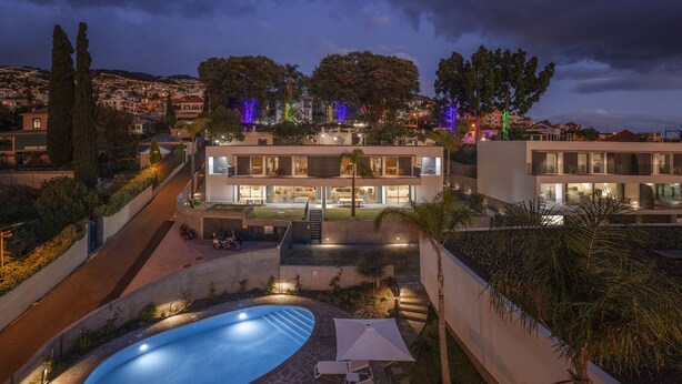A modern hotel with a rooftop pool, outdoor seating, and a view of the cityscape. - Casas do Miradouro 6 by Heart of Funchal (Funchal)