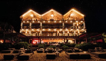 Fachada da propriedade à noite