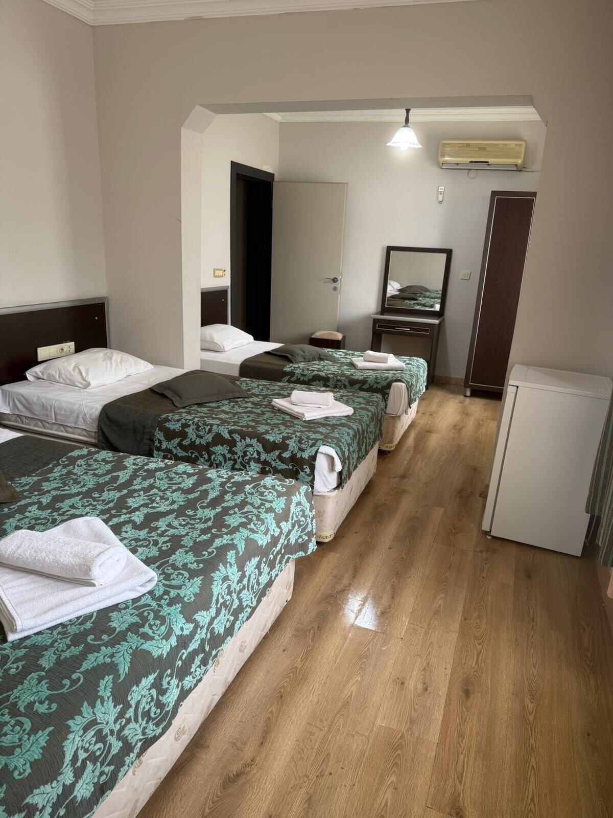 Habitación cuádruple familiar | Tabla de planchar con plancha y wifi 