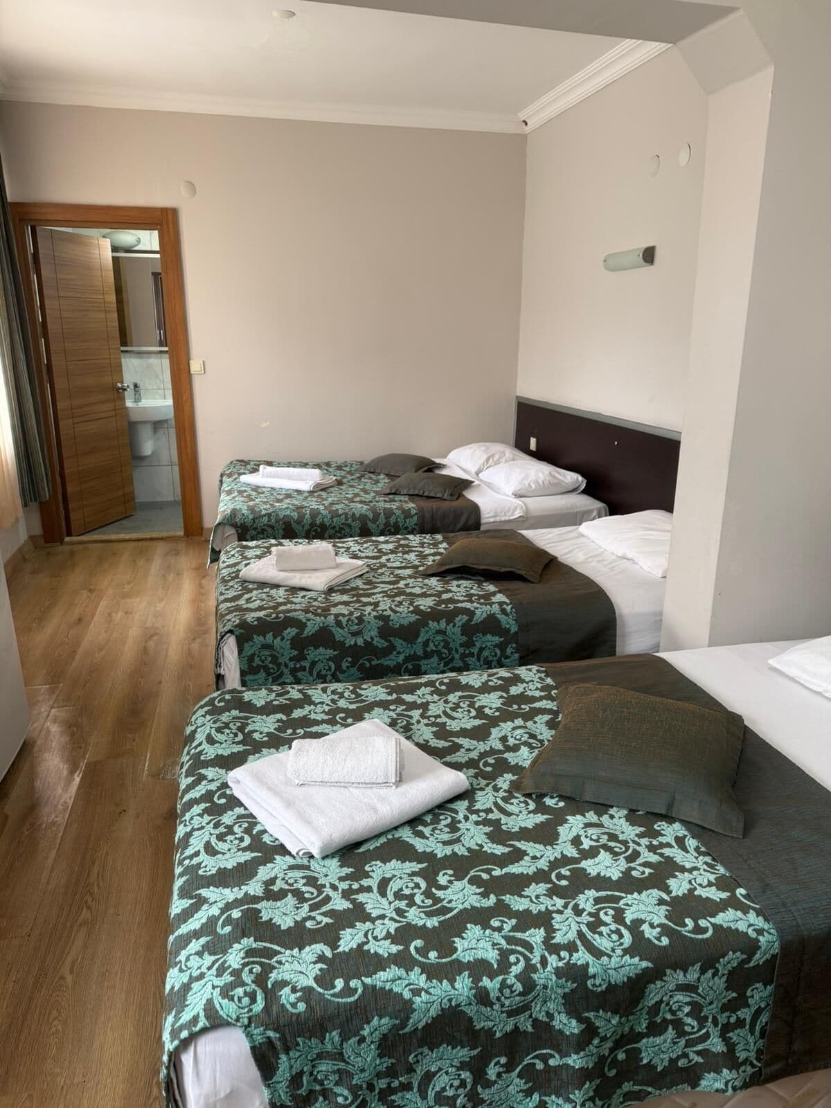 Habitació quàdruple familiar | Planxa i posts de planxar i wifi 