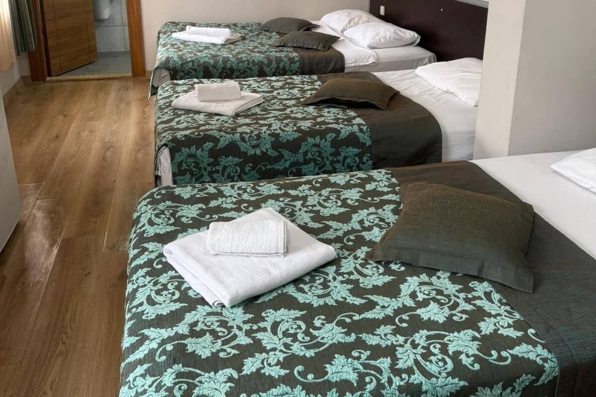 Habitació quàdruple familiar | Planxa i posts de planxar i wifi