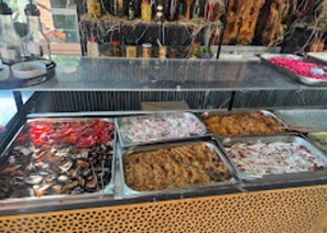 A buffet with various food items. - Hotel Gold Stone (Kemer)