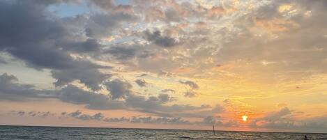 Camastros y toallas de playa