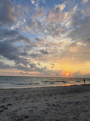 Chaise longue, serviettes de plage