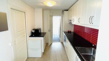 Lemari es besar, microwave, oven, dan kompor