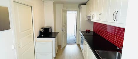 Frigorifero con congelatore, microonde, forno, piano cottura