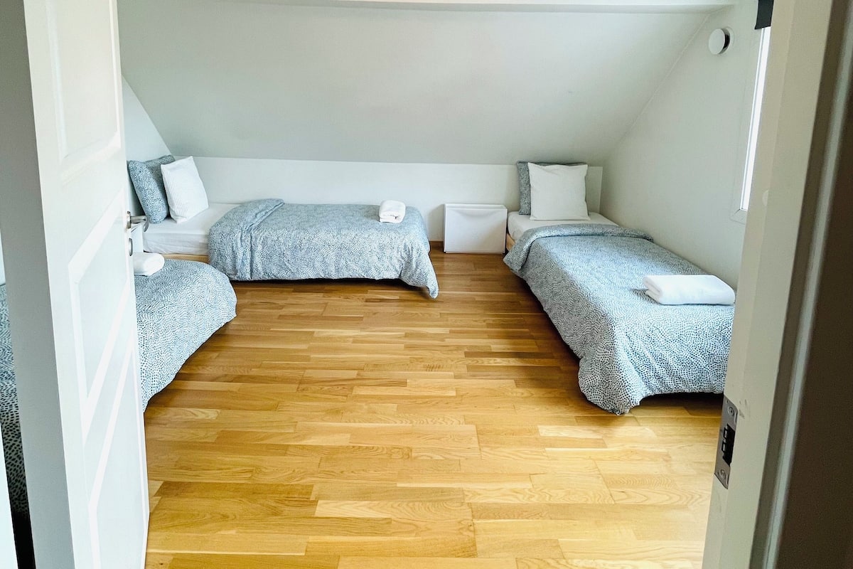 Economy Shared Dormitory, Men only (3 Beds) | WiFi (free), bed sheets