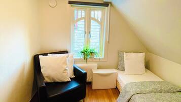 Dormitorio compartido económico, solo para mujeres (2 Beds) | Wifi gratis y ropa de cama
