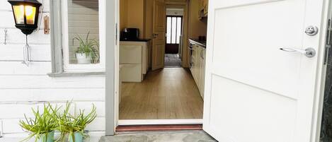 Full-size fridge, microwave, oven, stovetop