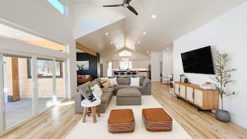 Smart-tv, ett bordtennisbord och böcker