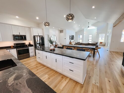 LUXURY MODERN FAMILY GETAWAY- Bison Ridge Retreat