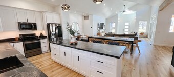 LUXURY MODERN FAMILY GETAWAY- Bison Ridge Retreat