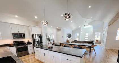 LUXURY MODERN FAMILY GETAWAY- Bison Ridge Retreat
