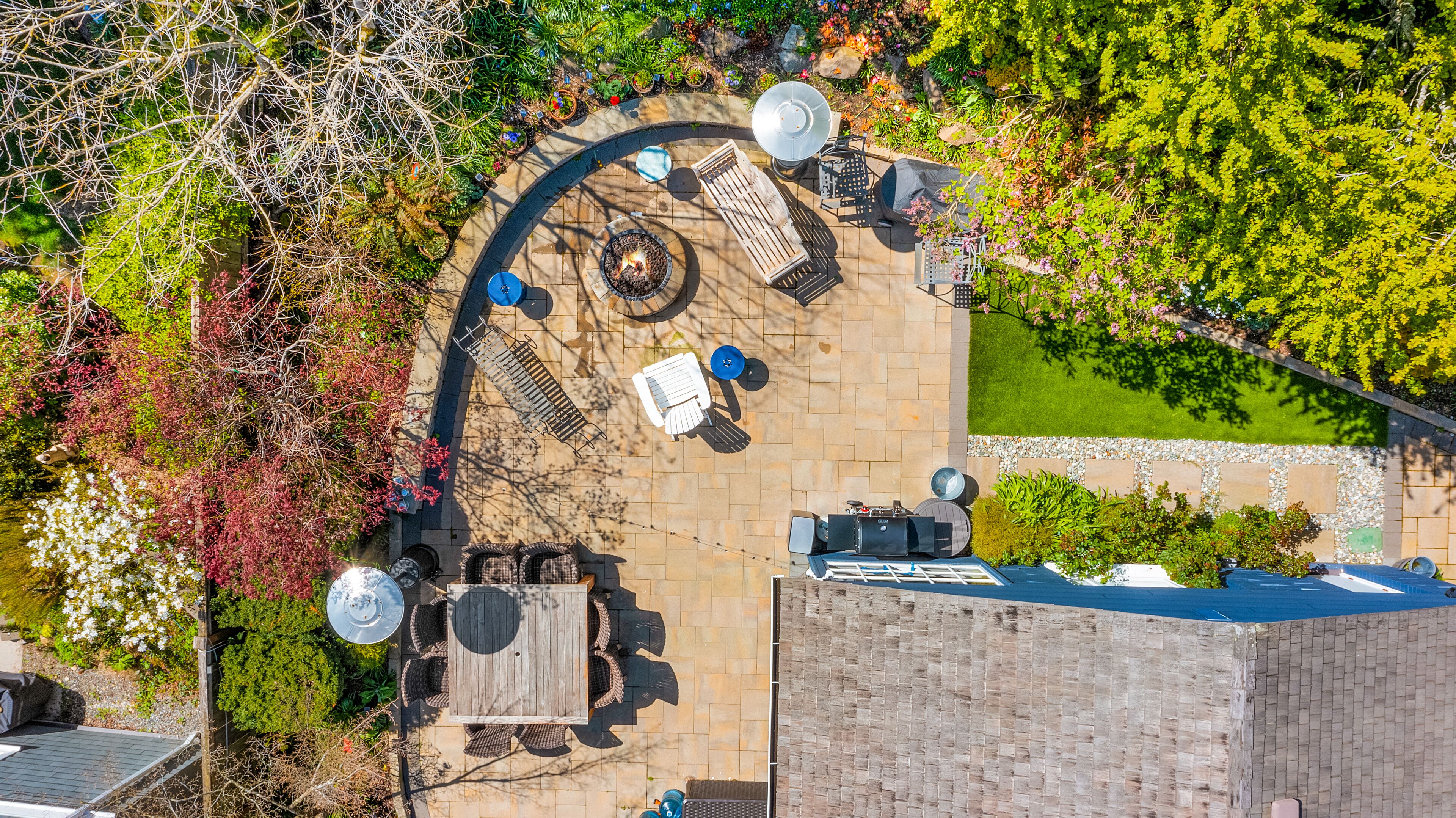 Un patio al aire libre con una chimenea, asientos y una piscina pequeña.
