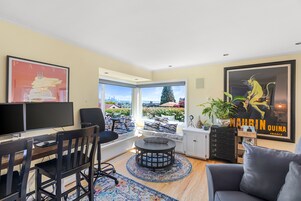 经典公寓 | 起居区 | 40-英寸智能电视（配备数码频道）、电视、壁炉