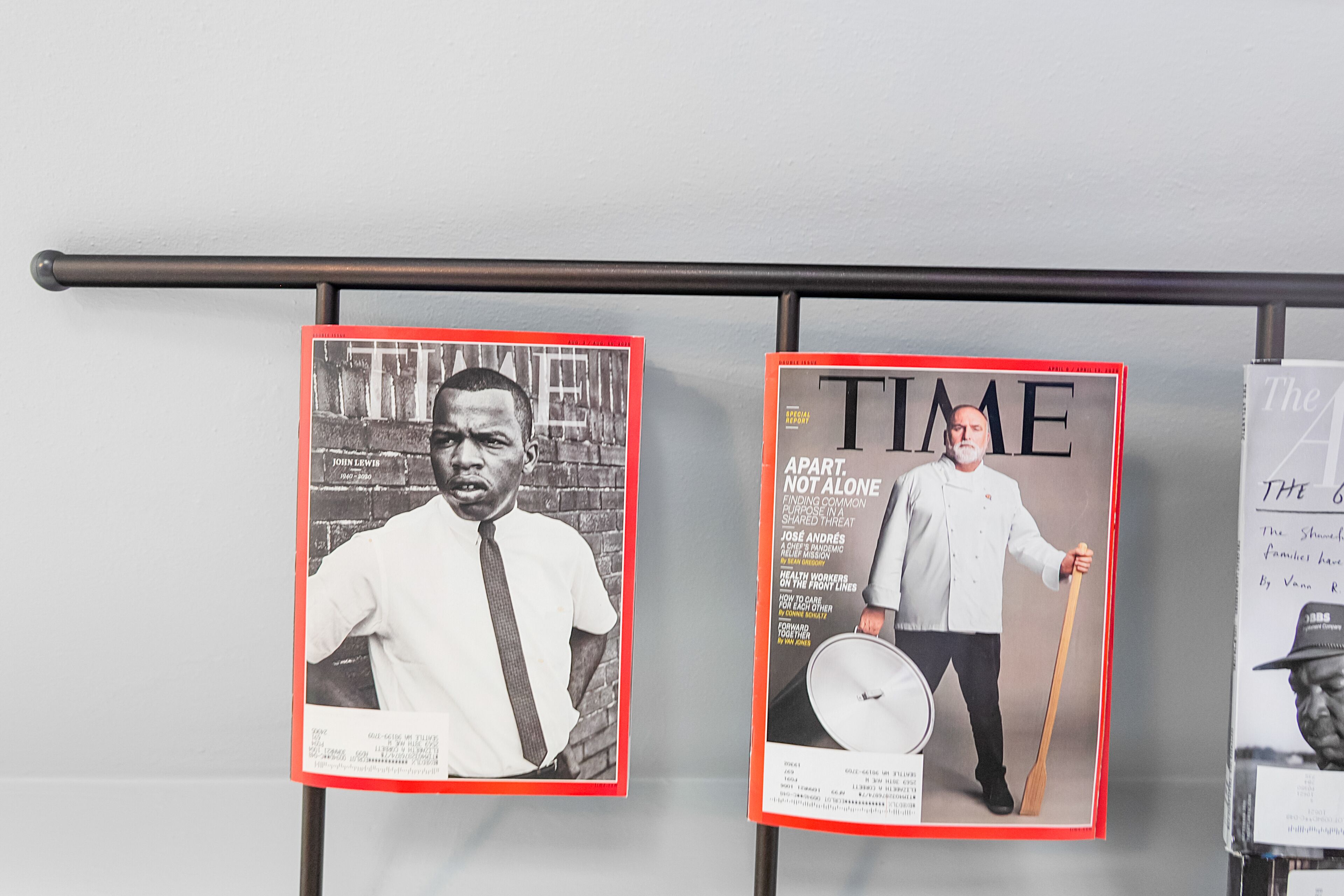 Zwei Ausgaben des Magazins TIME an einer Wand.