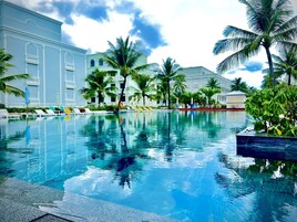 4 piscinas al aire libre, tumbonas