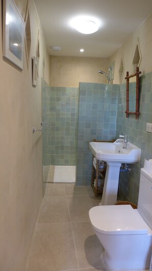 Dusche, Haartrockner, Bidet, Handtücher