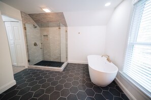 Douche, sèche-cheveux, serviettes fournies, savon