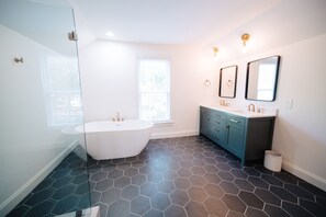 Een douche, een haardroger, handdoeken, zeep