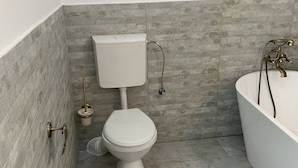 A bathroom with a toilet, a bidet, and a bathtub. - 1793 Margarethengasse Guesthouse (Sibiu)