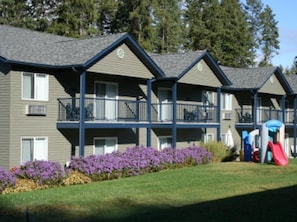 Exterior - New Horizon Motel (Christina Lake)