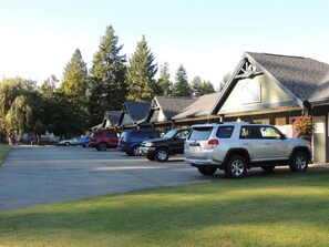 Property grounds - New Horizon Motel (Christina Lake)