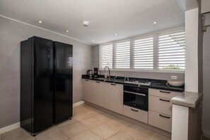 Réfrigérateur, micro-ondes, four, lave-vaisselle