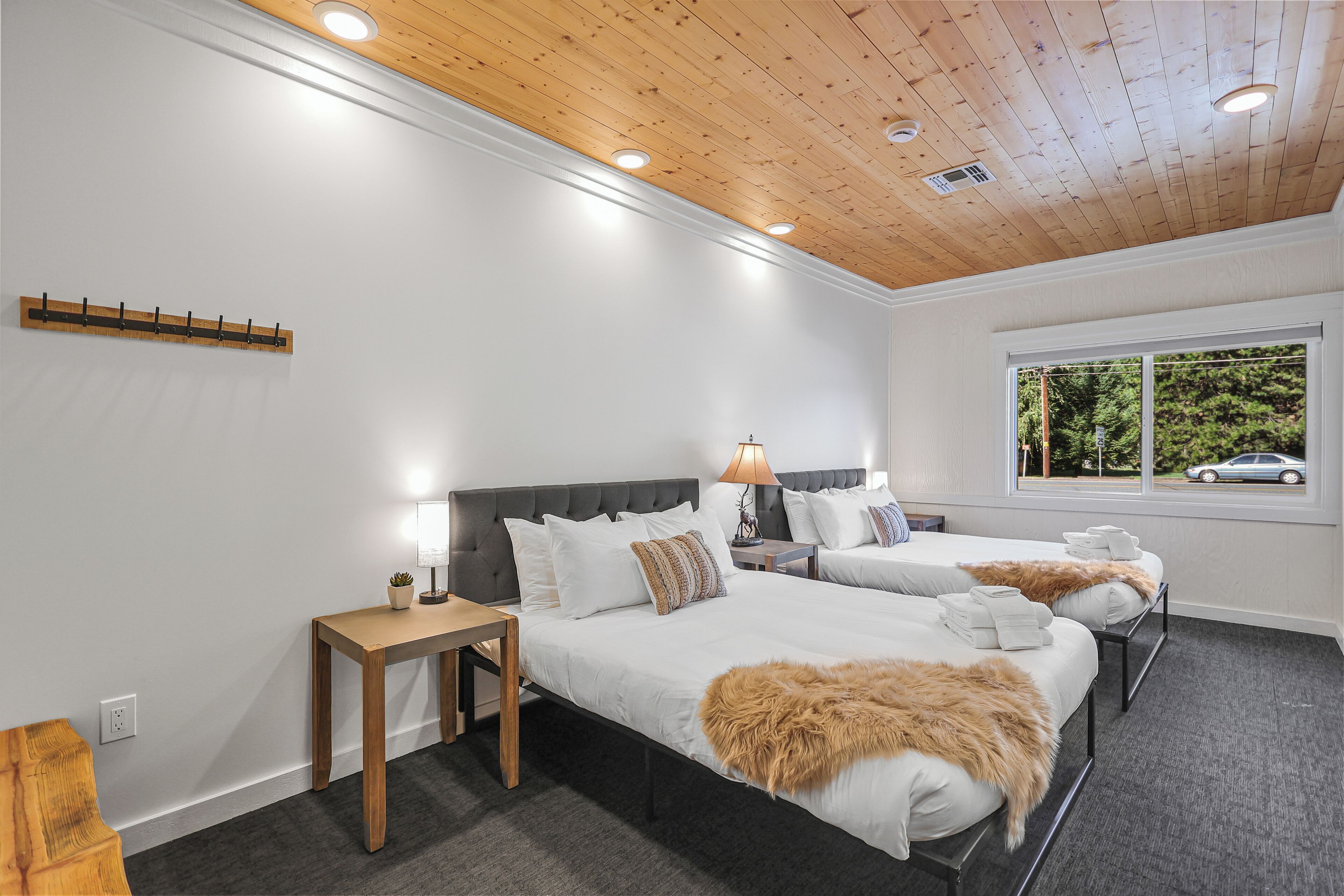 Cedar Cabin + Mt Shasta View + 3br/2ba - sleeps 12