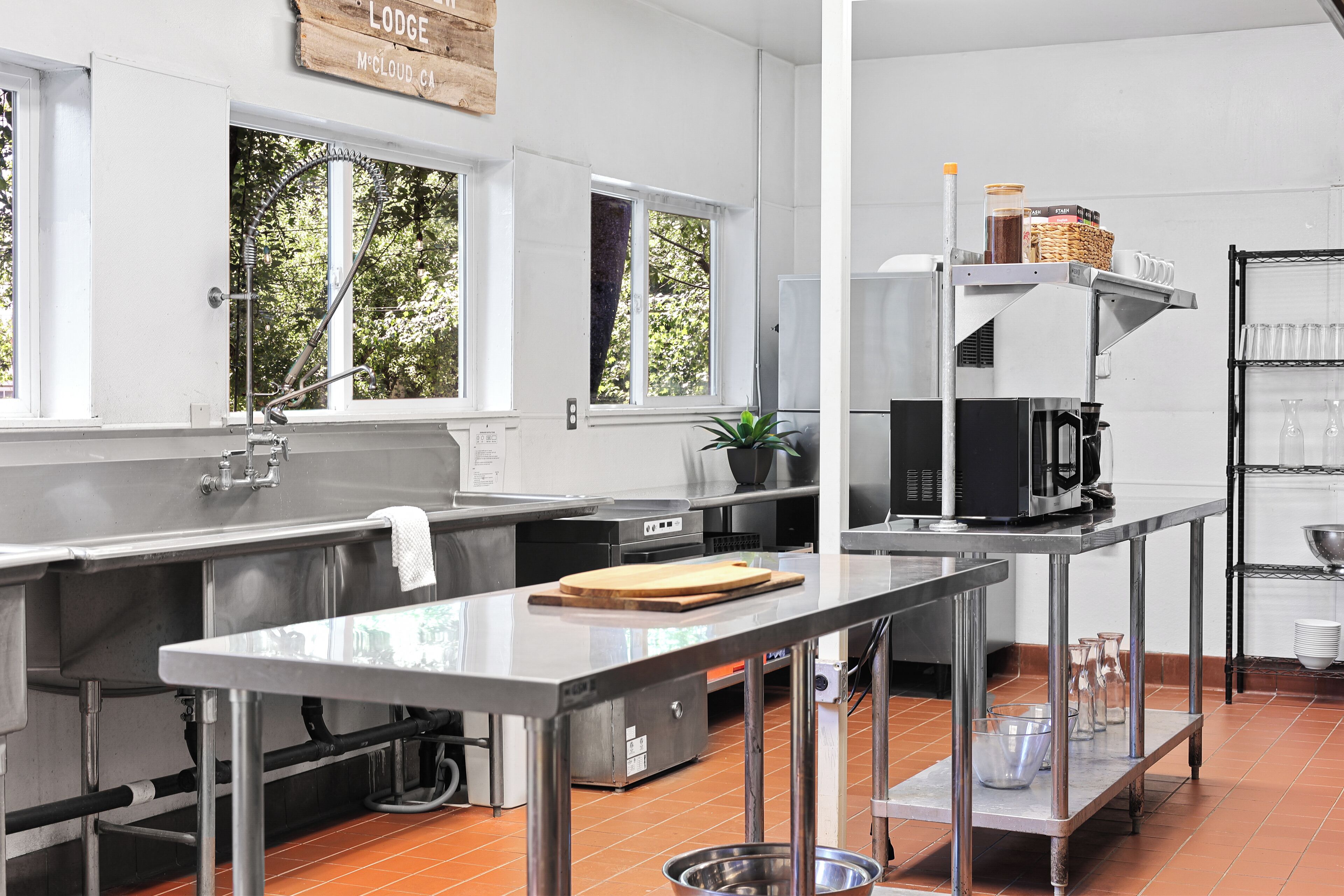 Cedar Cabin + Mt Shasta View + 3br/2ba - sleeps 12