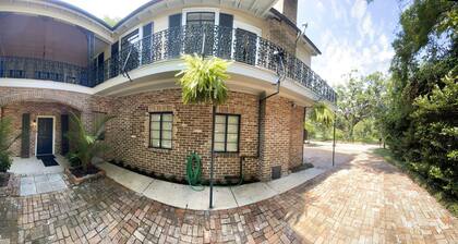 Mid-Century Modern - 3600sqft - 1 Mile to CBD
Historic Surroundings, Walk to CBD